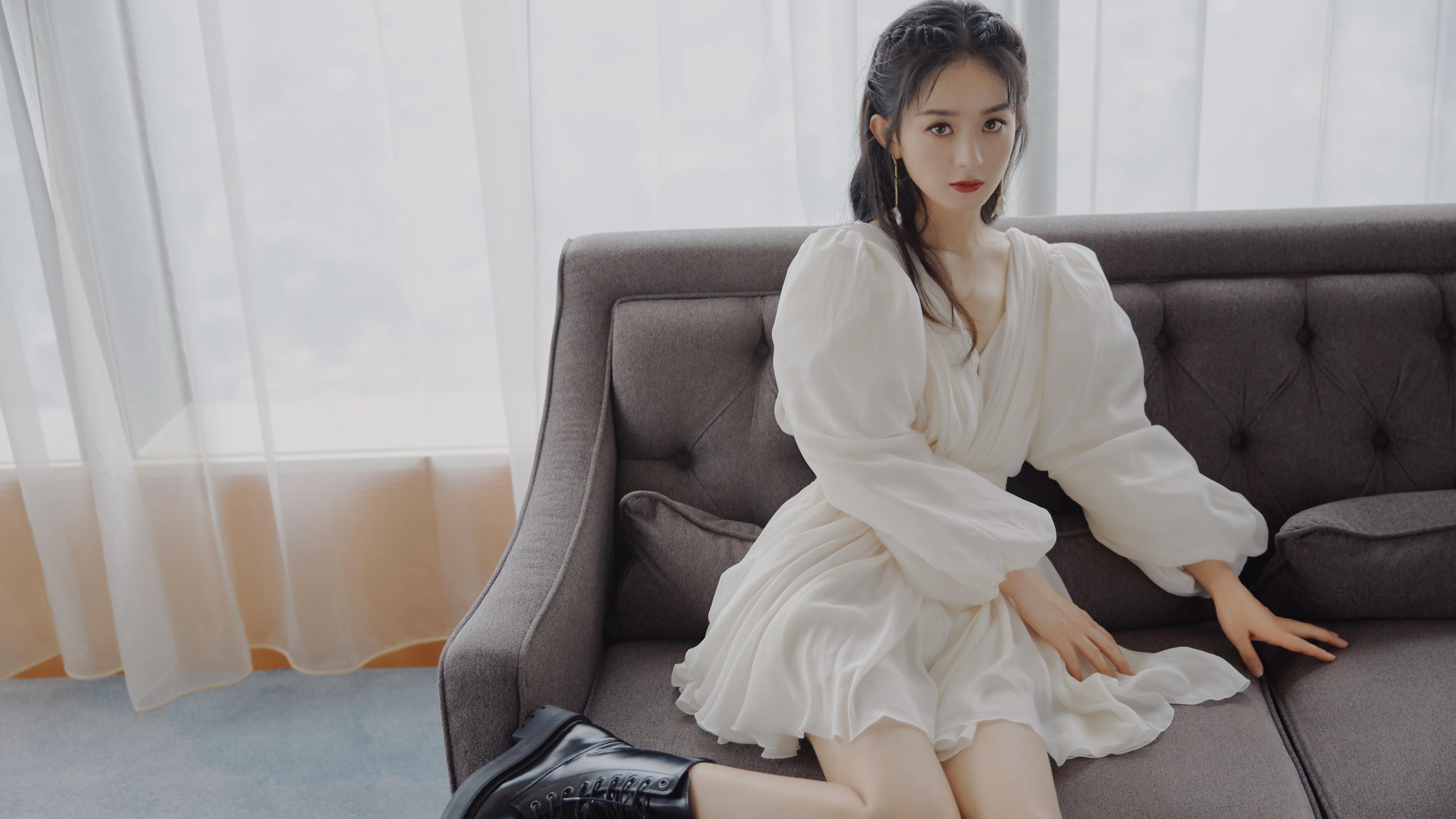 冠军队主场庆祝仪式盛大举行，球迷情绪高涨，球队主场冠军旗帜